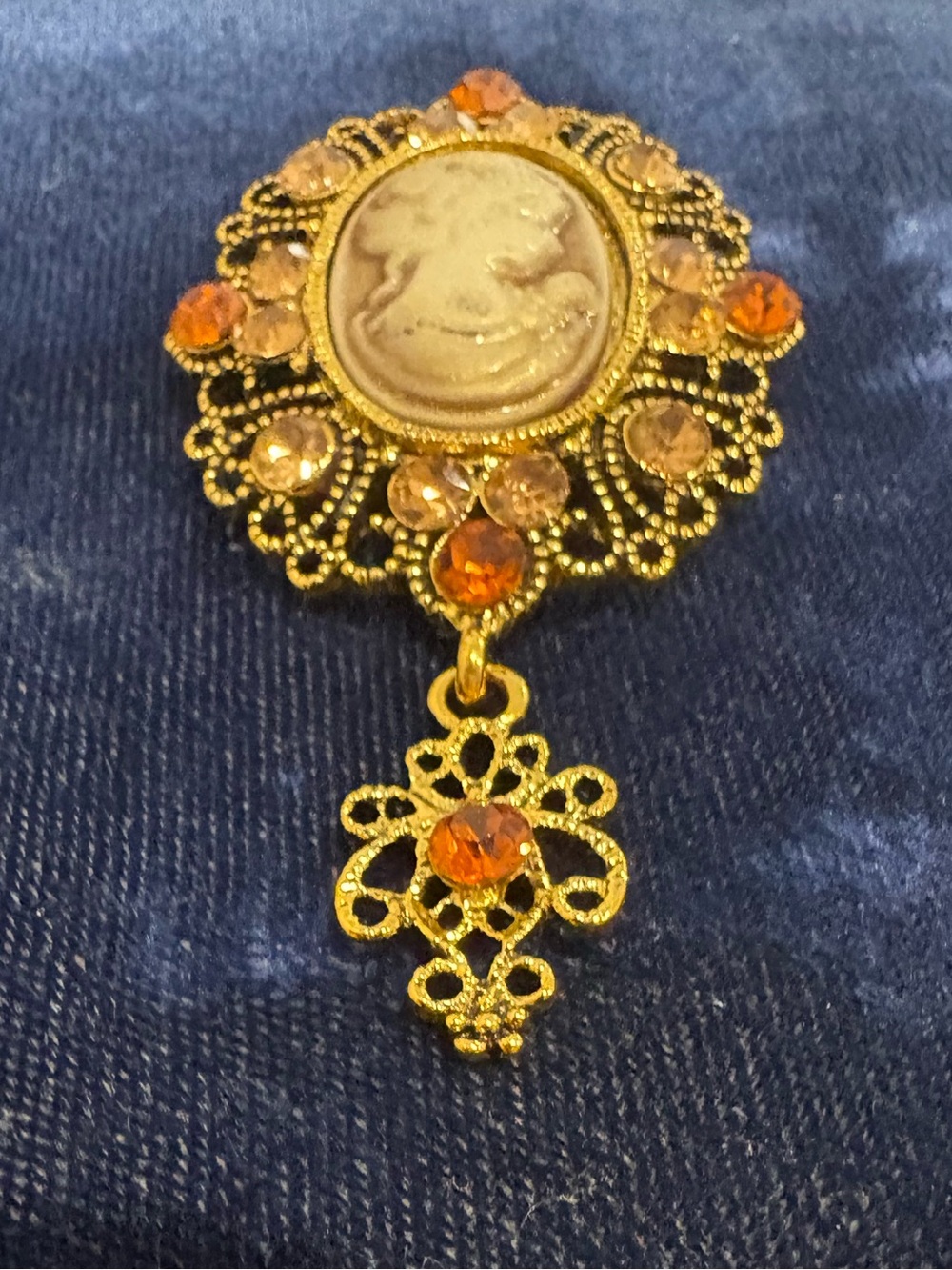 Vintage-Inspired Gold-Tone Cameo Brooch with Amber Crystals - Picture 3 of 4